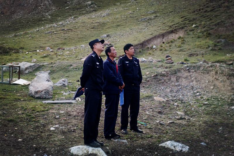 興?？h公安局治安大隊到銅鑫公司例行安全專項檢查